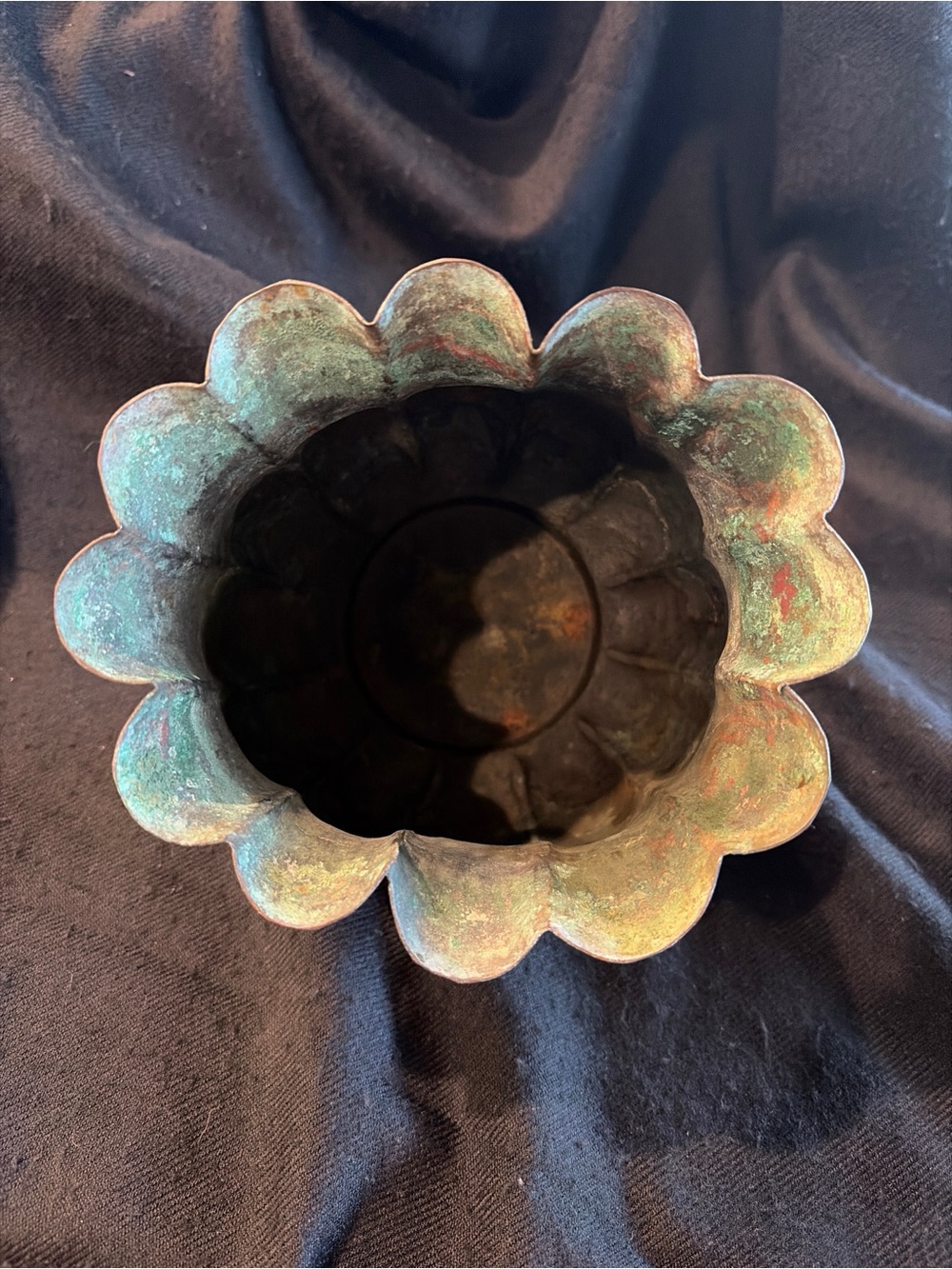 Vintage Hammered Cooper Vessel, Made in India, Scalloped edge, patina - Picture 3 of 6